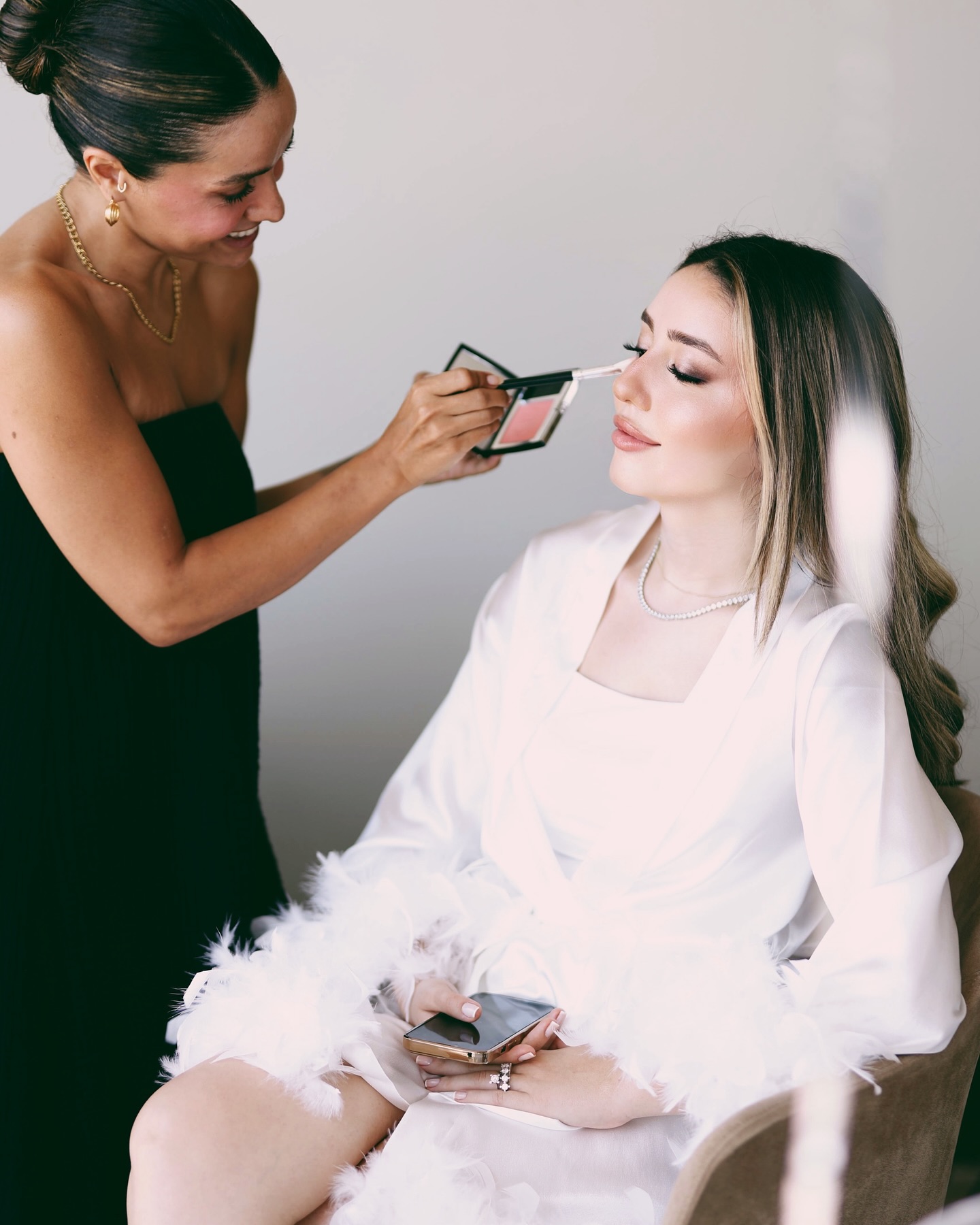 Sevde göz makyajı uygulaması