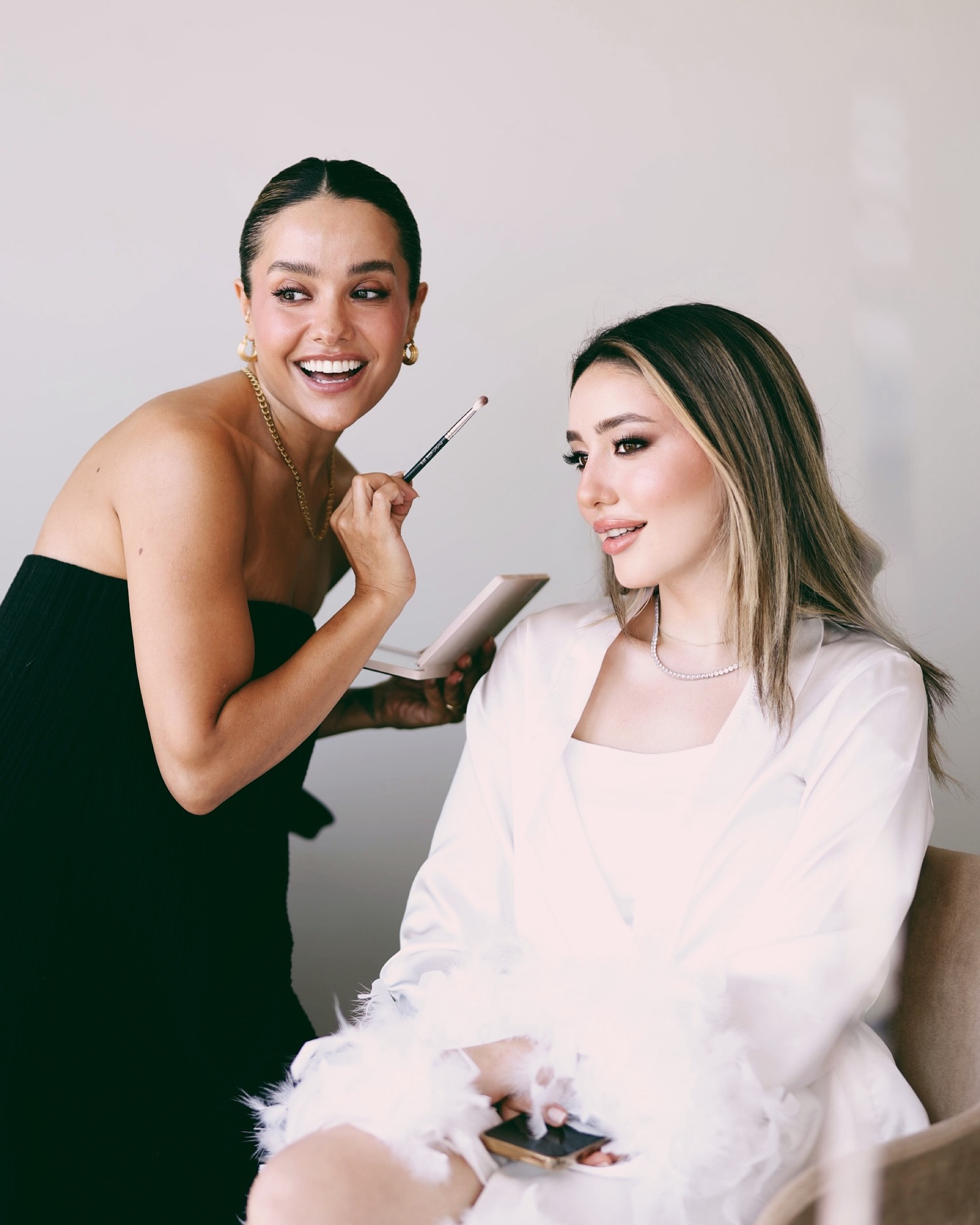 Sevde ve müşteri gülen fotoğraf